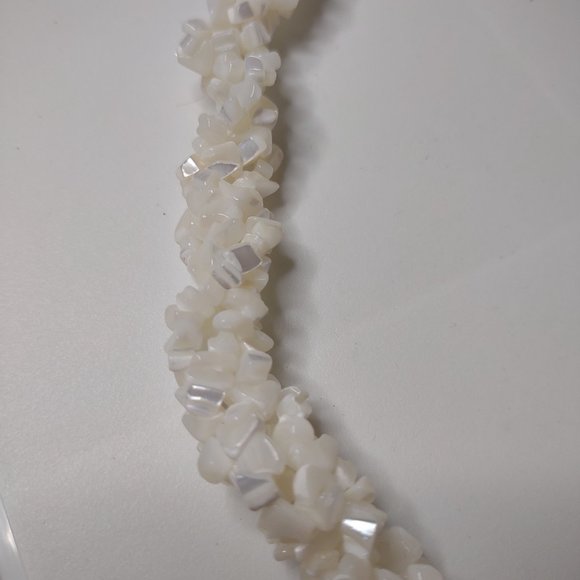 Elegant White and Silver Necklace beach shell - Picture 6 of 14